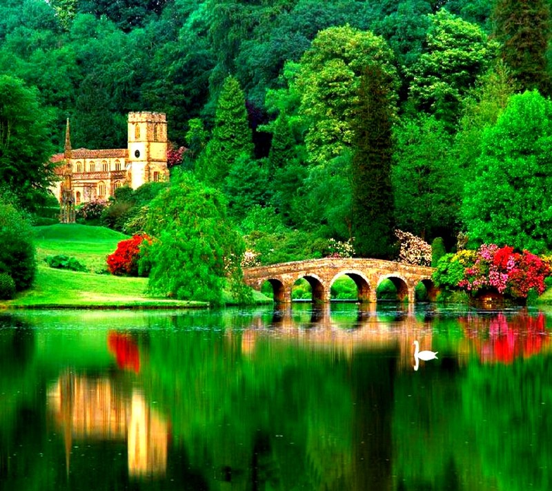 Vista aérea de um castelo e uma ponte sobre um lago. (natureza)