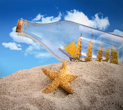 Glasflasche mit Schiff am Sandstrand mit Seestern