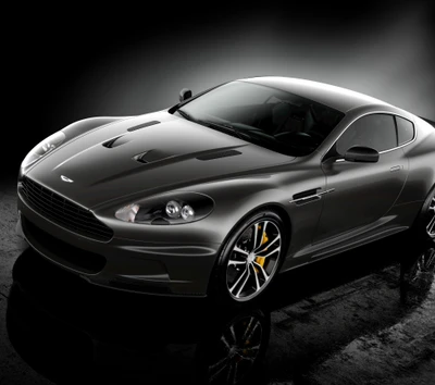 Aston Martin DBS em acabamento de carbono preto elegante, exibindo um design luxuoso e detalhes impressionantes.