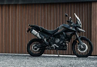 2021 Triumph Tiger 900 007 Edição: Moto de aventura elegante contra painéis de madeira modernos