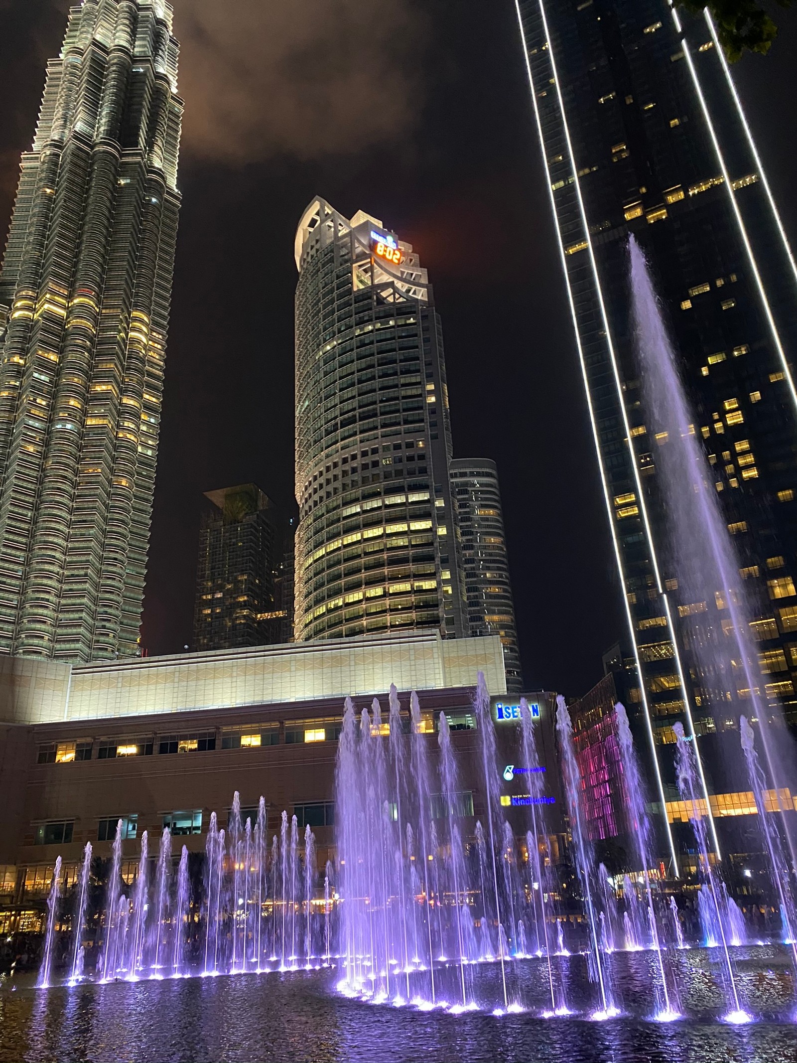 Fontaine devant un skyline de ville la nuit (tours petronas, kuala lumpur, eau, immeuble tour, journée)