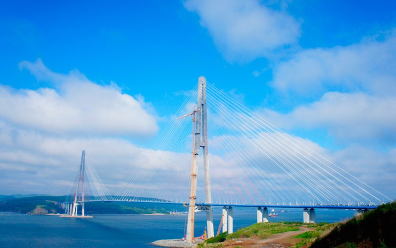 Вид на мост, пересекающий водоем (владивосток, vladivostok, мост, вантовый мост, экстрадозный мост)