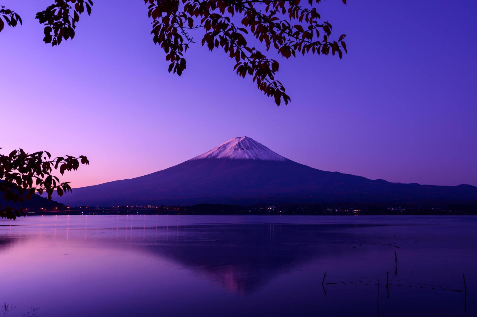 Montanha arafed ao longe com um lago e árvores em primeiro plano (monte fuji, lago kawaguchi, natureza, reflexo, crepúsculo)