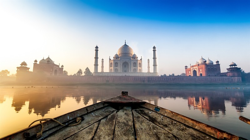 Потерянная лодка на воде перед зданием (тадж махал, ф fort агра, agra fort, новые 7 чудес света, достопримечательность)