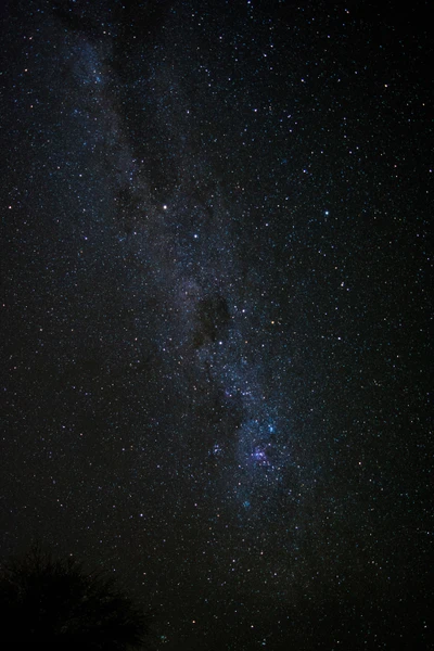 Impresionante Galaxia Vía Láctea iluminando el cielo nocturno