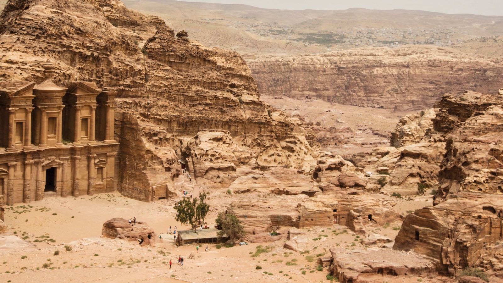 Luftaufnahme der antiken stadt petra in jordanien (archäologische stätte, wadi, historische stätte, alte geschichte, ruinen)