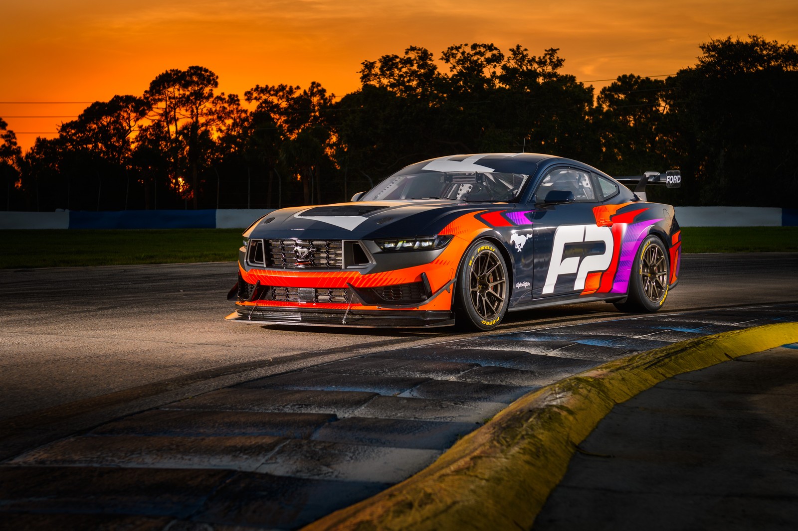 Une voiture avec une peinture colorée conduisant sur une piste (ford mustang gt4, voitures de sport, piste de course, 2023, 5k)