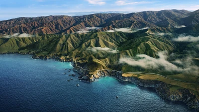 Majestosas montanhas costeiras com vista para o mar sereno