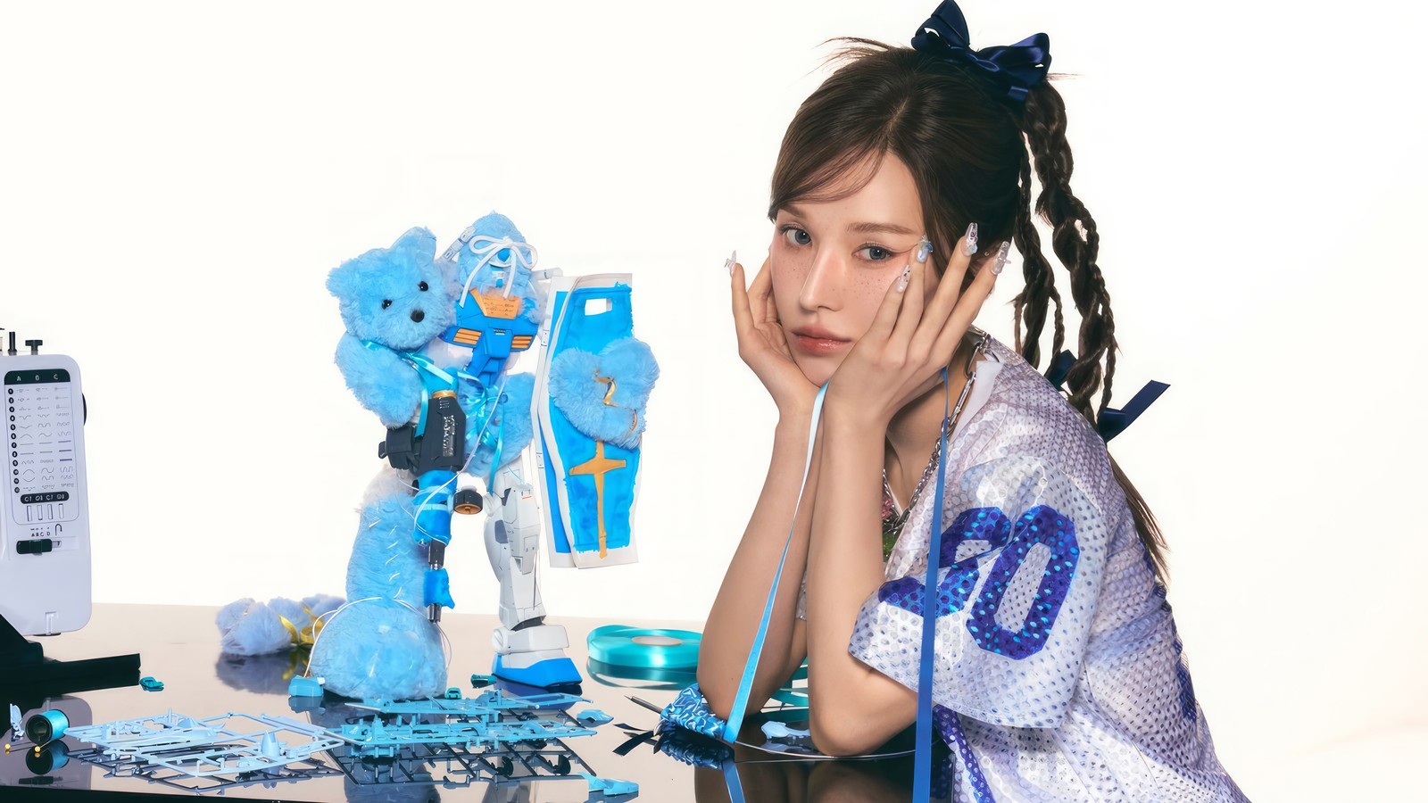 Uma menina sentada à mesa com um brinquedo e um telefone (wendy, 웬디, son seung wan, 손승완, red velvet)