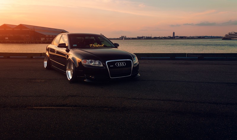 Арабская черная машина, припаркованная на парковке рядом с водоемом (машина, audi, чёрный, audi tt, ауди rs5)