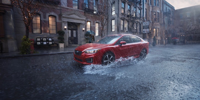 Красный автомобиль, проезжающий через лужу воды в городе (subaru, машина, компактный автомобиль, городской автомобиль, семейный автомобиль)