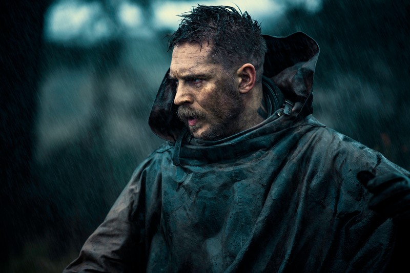 Мужчина в худи стоит под дождем (том харди, tom hardy, табу, taboo, джеймс кеся делани)