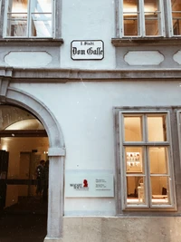 Historische Fassade mit einem Bogenfenster, eleganten Details und einem Tageslichteffekt.