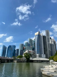 Paysage urbain de Singapour : Gratte-ciels imposants et eaux sereines