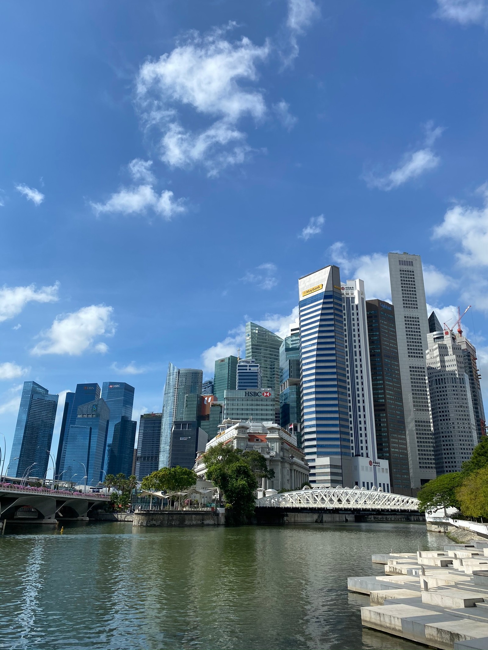 Vista aérea de un horizonte urbano con un puente y un río (singapur, bloque de torre, día, ciudad, nube)