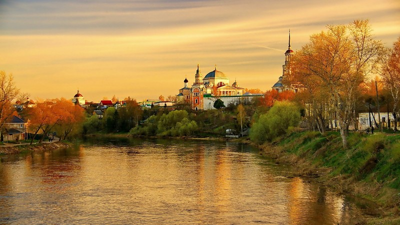 Аэроснимок реки с церковью на заднем плане (природа, река, банк, вода, водный путь)