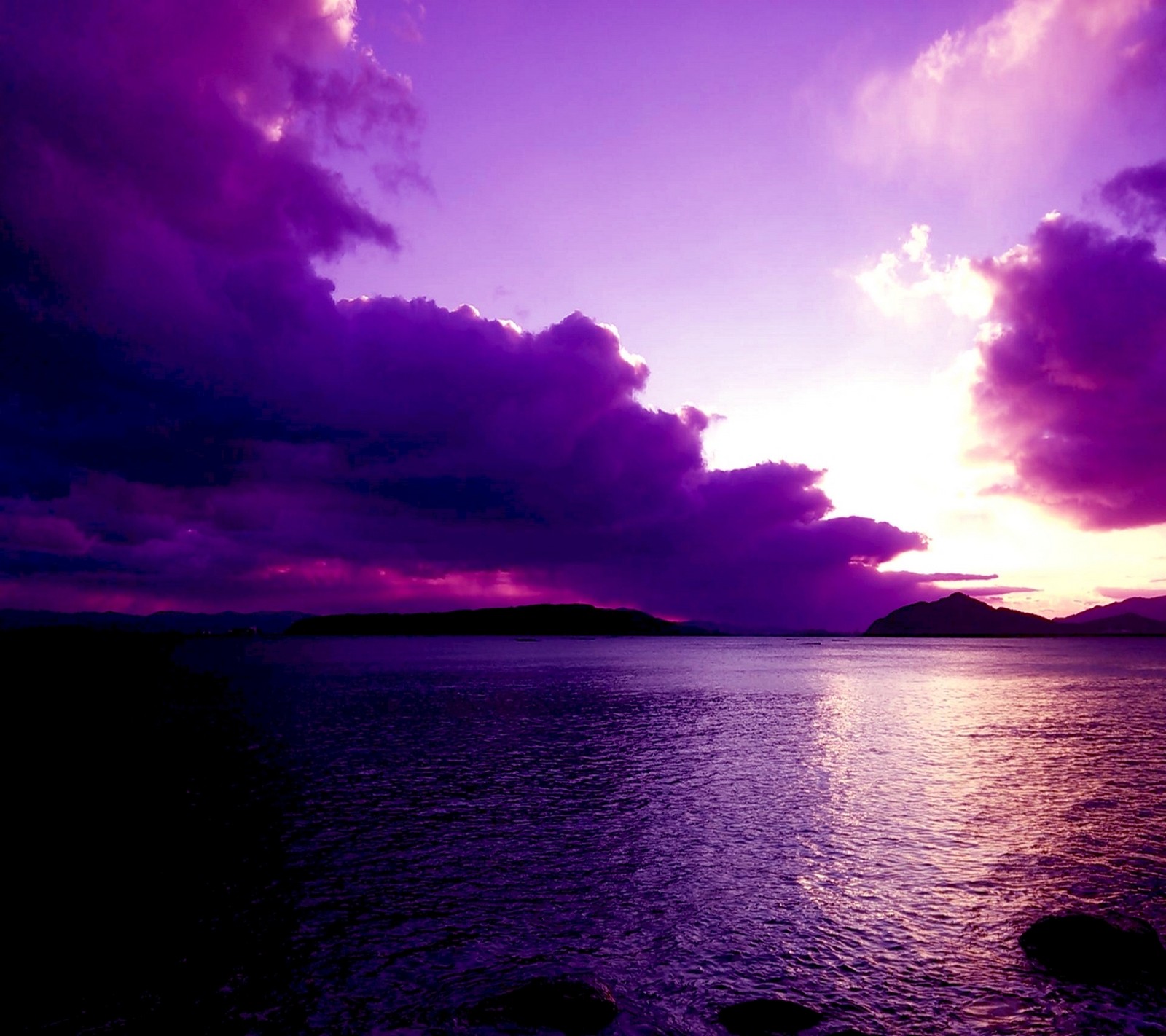 Nuages violets au-dessus de l'océan et des montagnes au coucher du soleil (nuages, nature, violet, flueve, ciel)