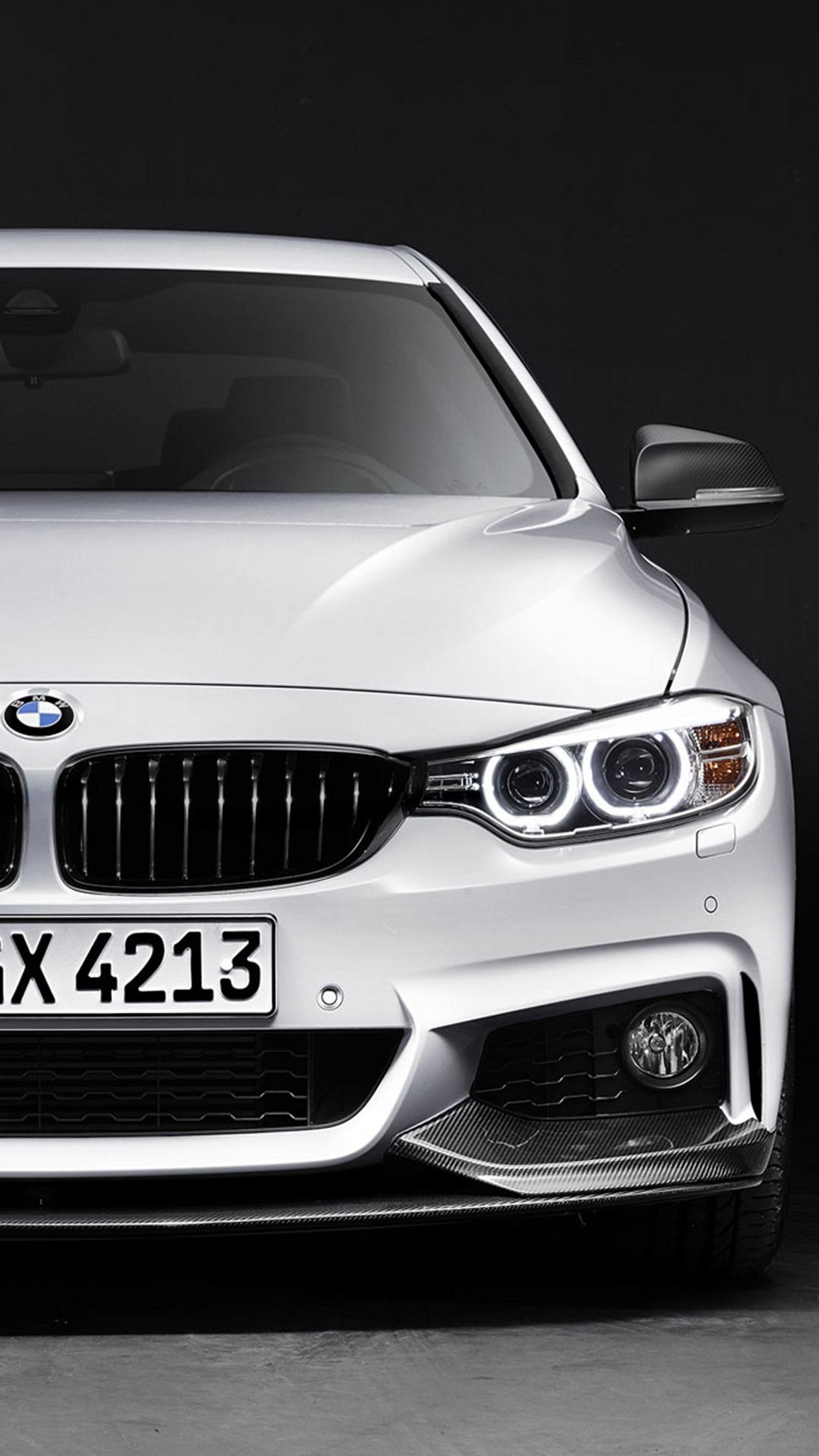 Um close-up de um carro bmw branco estacionado em uma garagem (bmw, carros, m4, branco)