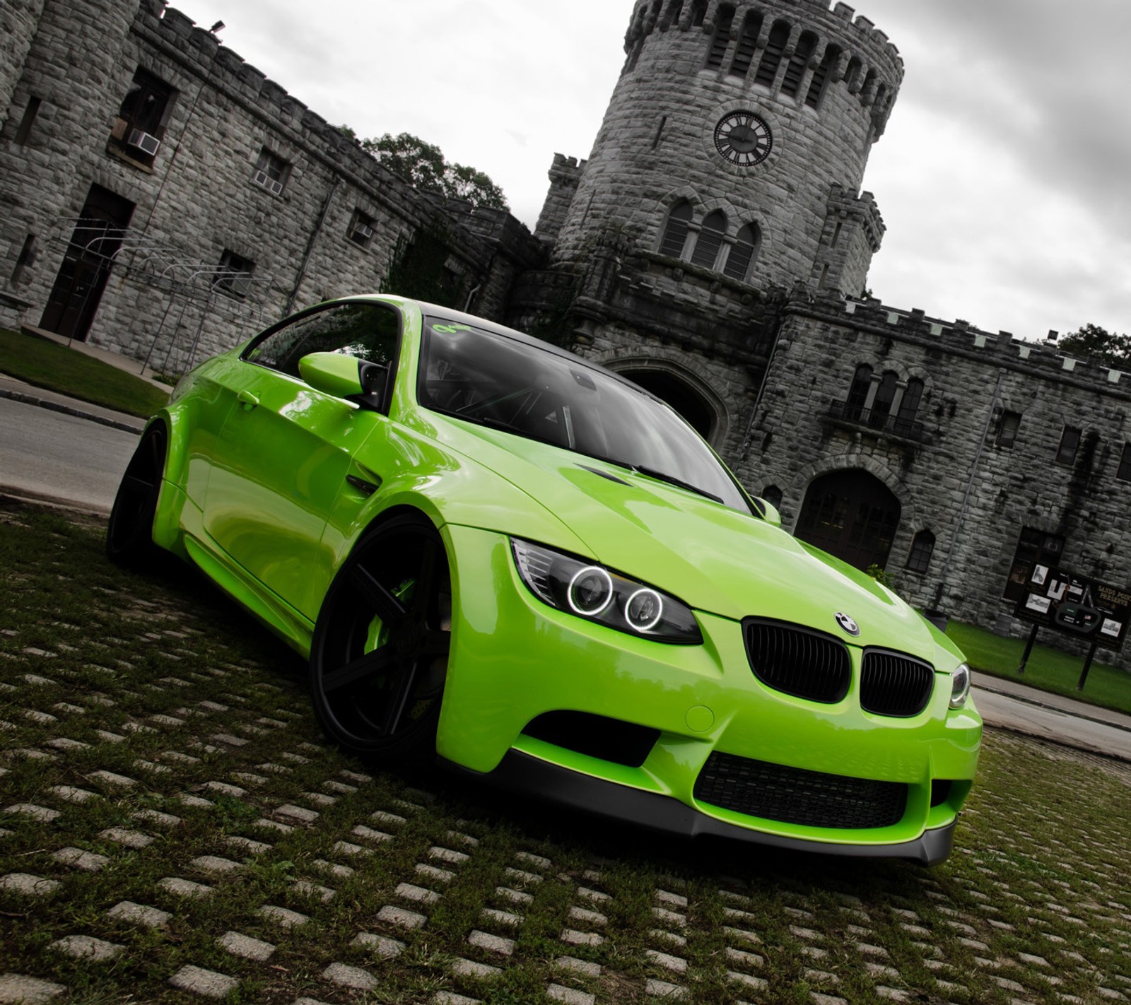 Bmw verde arafed estacionado em frente a um castelo. (oficinas de automóveis ativas, bmw, carro coupe, e92, verde)