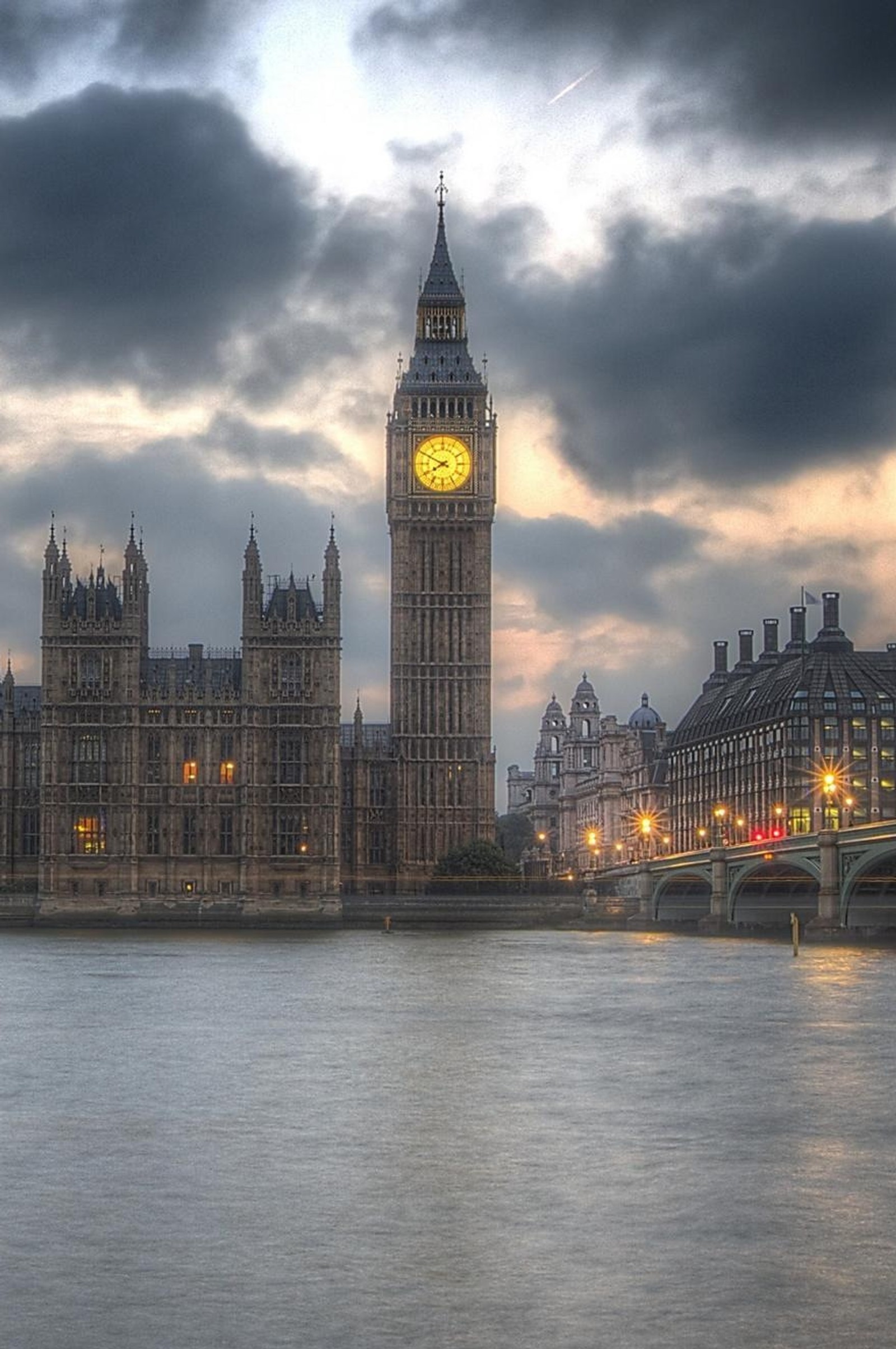 Vista aérea de una torre del reloj a lo lejos con un puente en primer plano (inglaterra, england, londres, london)