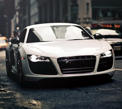 Audi R8 blanche élégante dans un cadre urbain