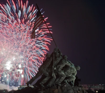 Los fuegos artificiales iluminan el memorial de Iwo Jima