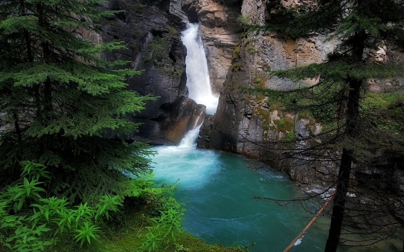 Воздушный водопад посреди леса с голубой рекой (водопад, банф, banff, водные ресурсы, водоем)