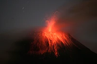 Erupção explosiva de um estratovulcão à noite