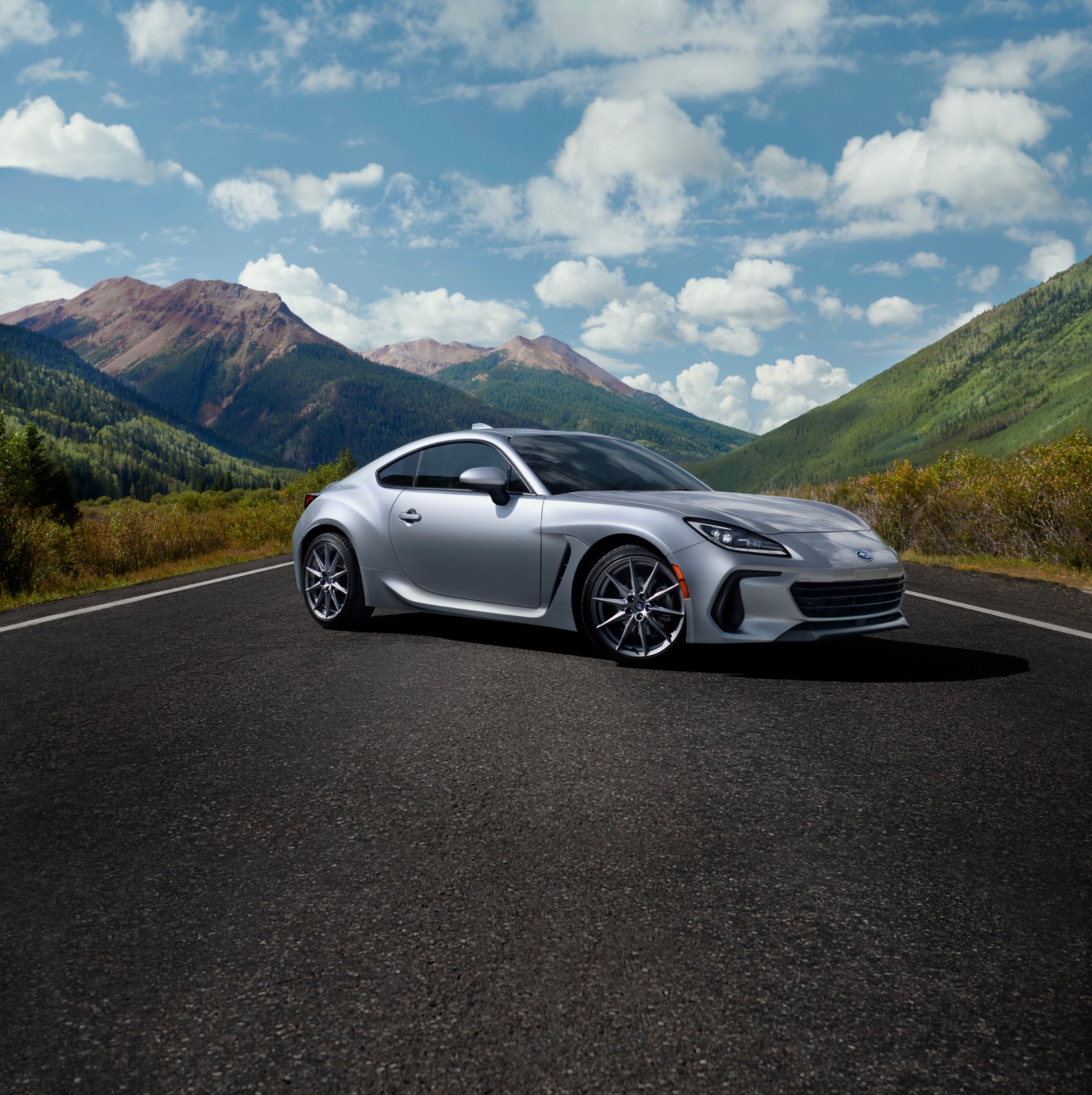 Um close de um carro esportivo prateado em uma estrada perto das montanhas (subaru brz, 2022, 5k, 8k, carros)