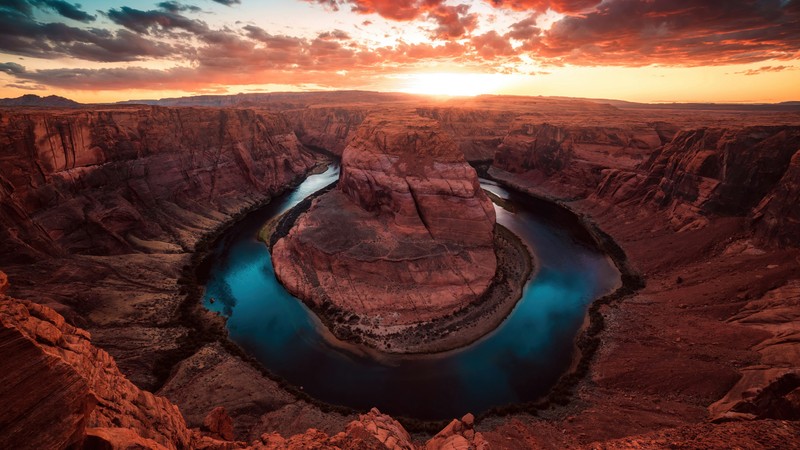 Река течет через каньон посреди каньона (сша, usa, аризона, arizona, изгиб лошадиная подкова)