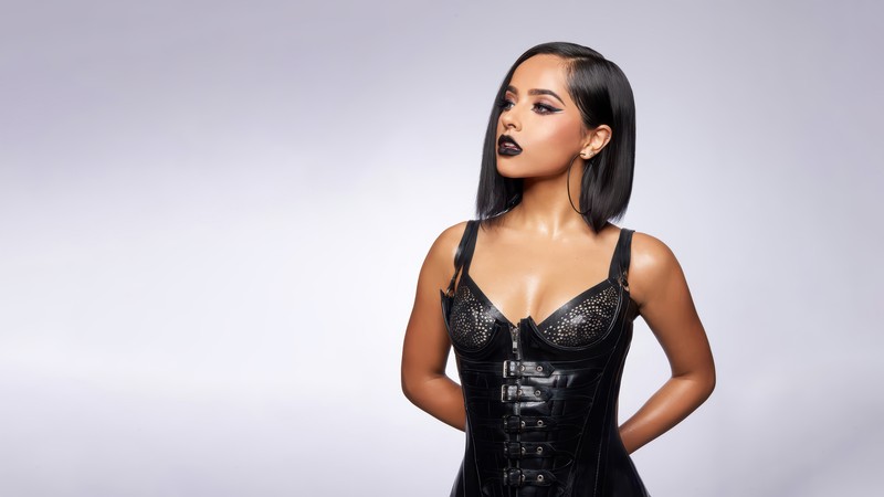 Женщина в черном корсете позирует для фотографии (бекки джи, becky g, певец, американский, знаменитость)