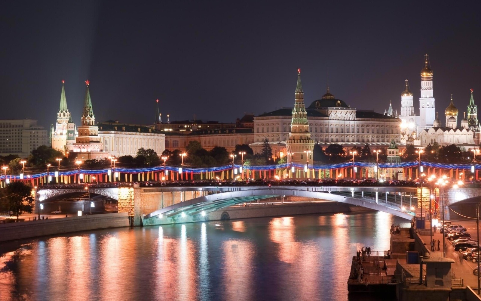 Вид на мост через реку с замком на заднем плане (ночь, город, достопримечательность, отражение, городской пейзаж)