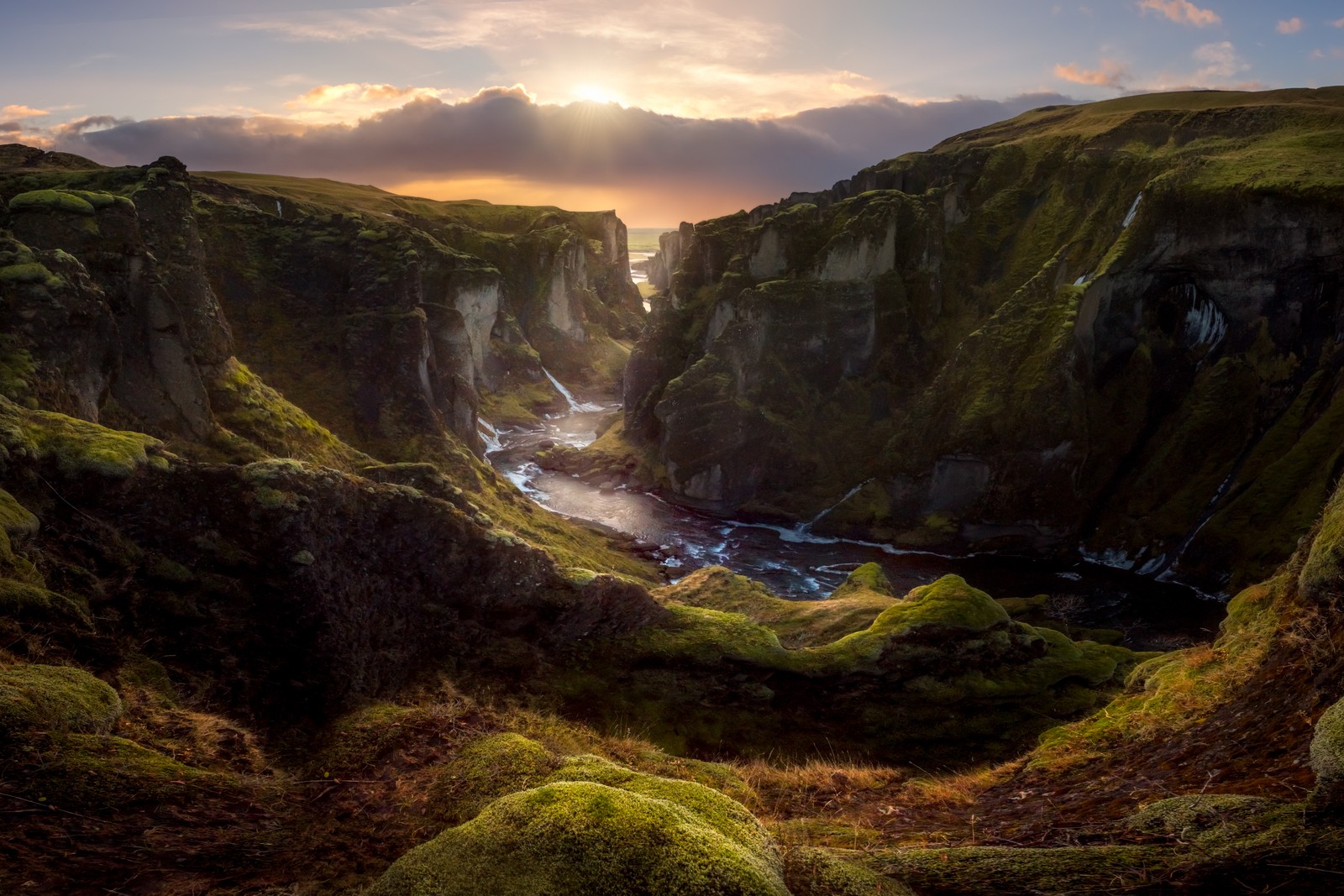 Uma vista de um rio fluindo através de um vale verde exuberante (natureza, terras altas, paisagem, terreno, curso dágua)