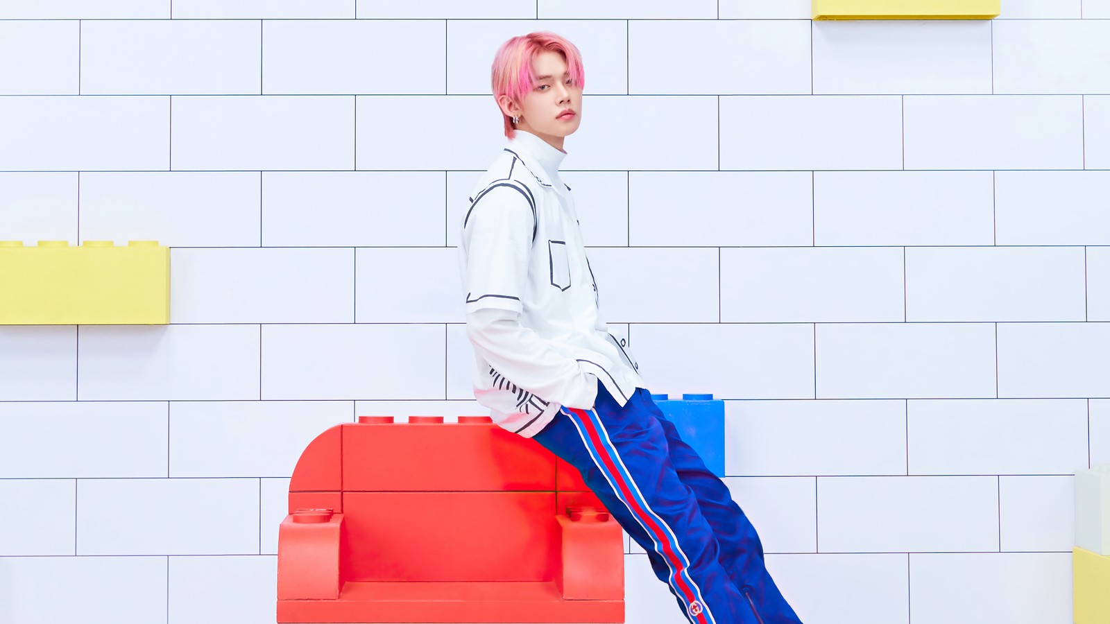 Homme arabe avec des cheveux roses et un pantalon bleu debout sur un banc (txt kpop, tomorrow x together, 투모로우바и투게더, 투모로우바이투게더, kpop)