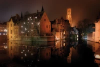 Reflexões noturnas de Bruges: Uma cena serena de via navegável