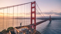 Pont du Golden Gate au coucher du soleil surplombant la mer