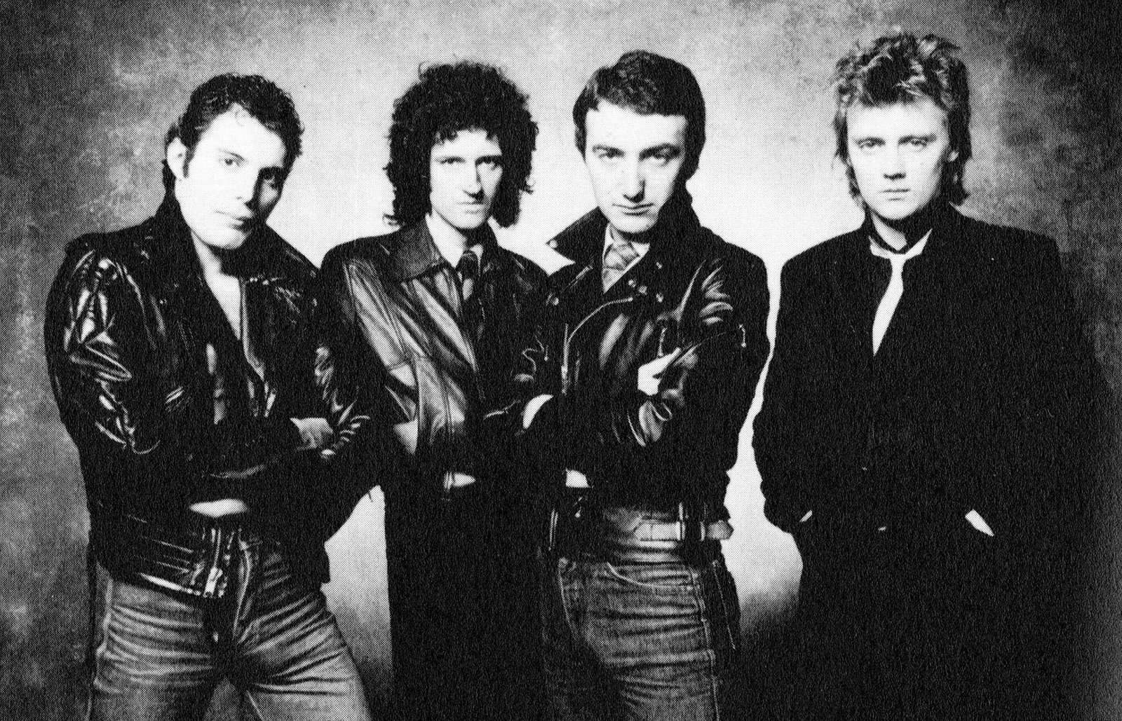 Черно-белое фото трех мужчин в кожаных куртках (джон дикон, john deacon, фредди меркьюри, queen, брайан мэй)