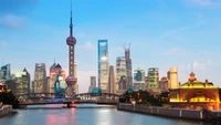 Atemberaubende Pudong-Skyline mit Blick auf den Bund bei Dämmerung