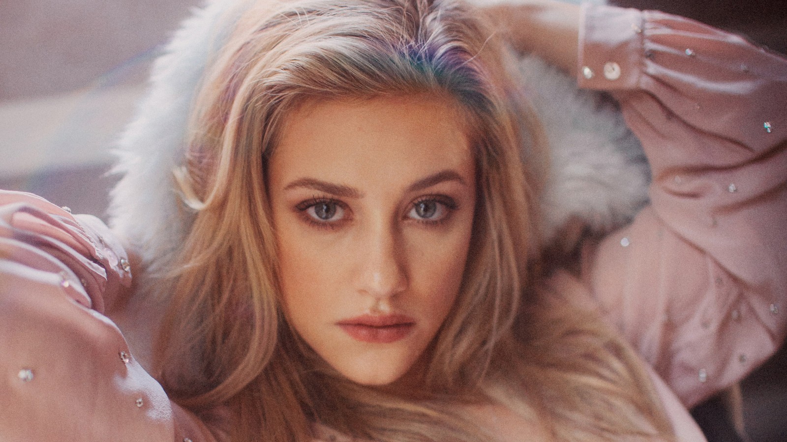 Femme blonde aux yeux bleus et à la veste rose posant pour une photo (lili reinhart, blonde, actrice, femmes, filles)