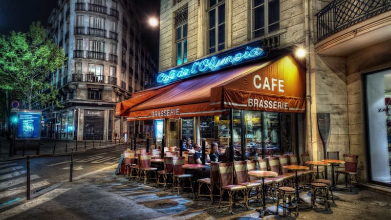 Вид на кафе с столами и стульями на углу улицы (париж, paris, кафе, ночь, ресторан)