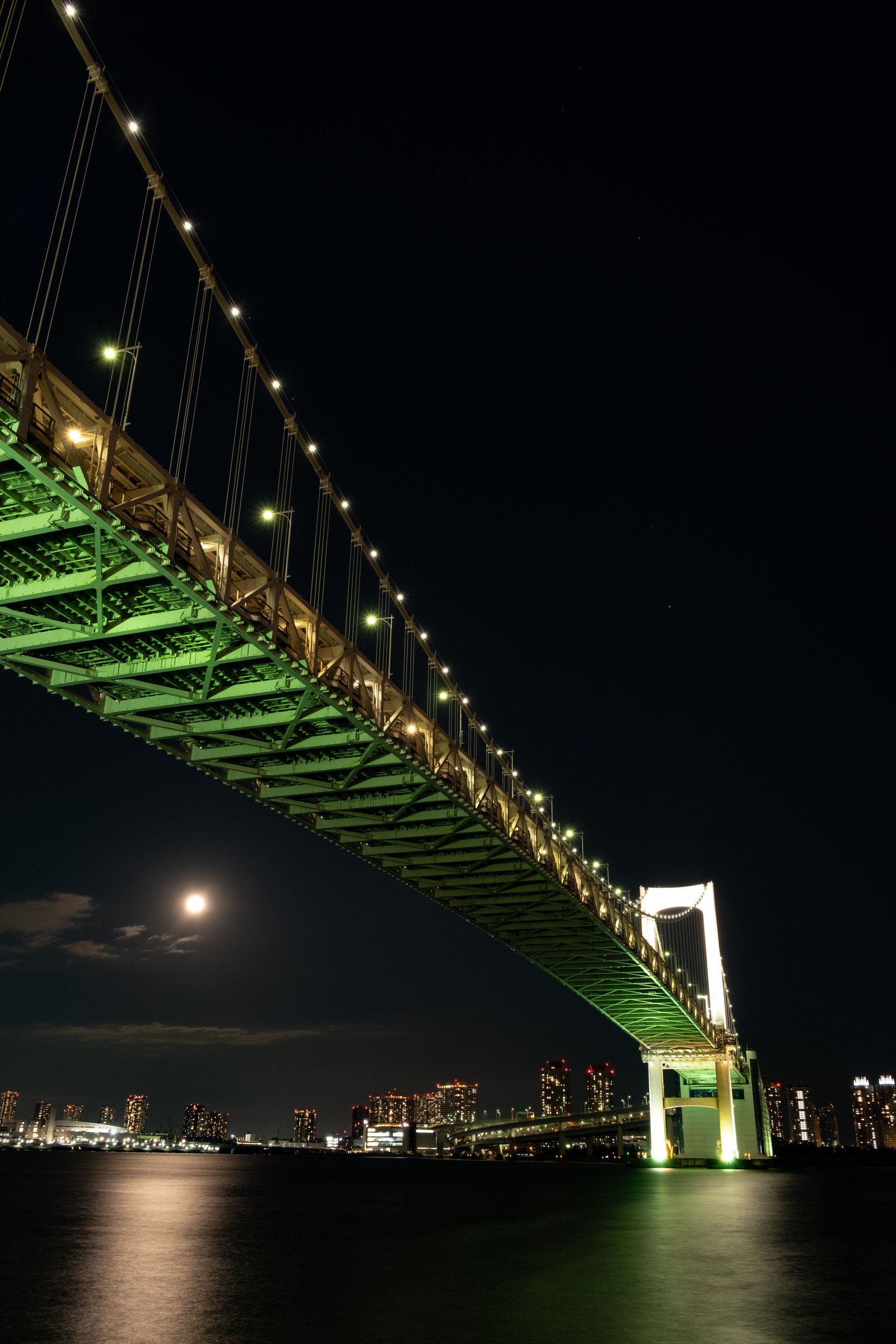 Uma vista de uma ponte com uma lua cheia ao fundo (ponte arco íris, noite, ponte, verde, luz)