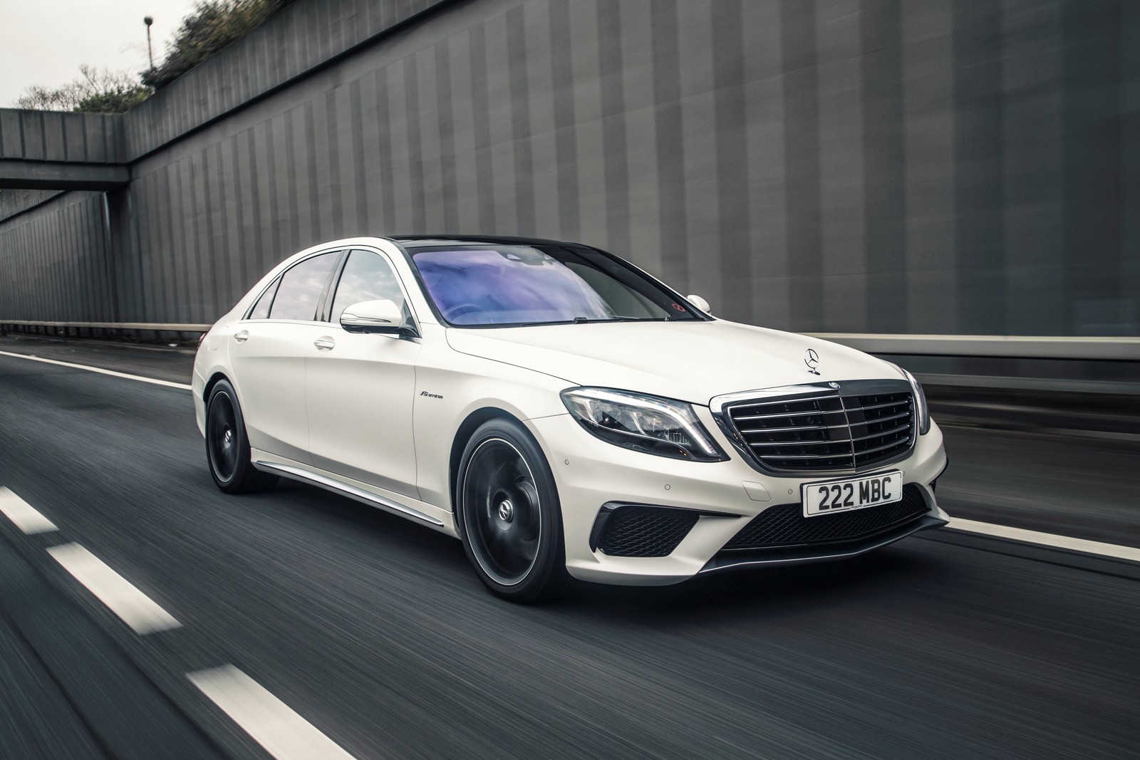 La berline mercedes s-class roulant sur l'autoroute (voiture de haute performance, voiture, mercedes benz classe cls, mercedes benz s class c217, mercedes amg)