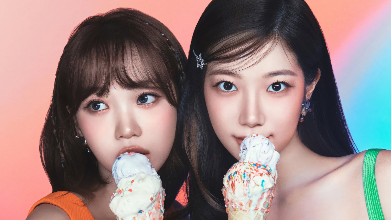 Dos mujeres asiáticas comiendo conos de helado con chispas (le sserafim, kpop, 르세라핌, coreano, grupo de chicas)