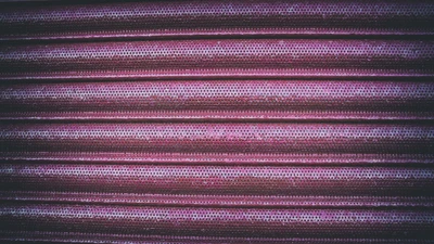 Tissu violet vibrant avec texture métallique et lignes à motifs