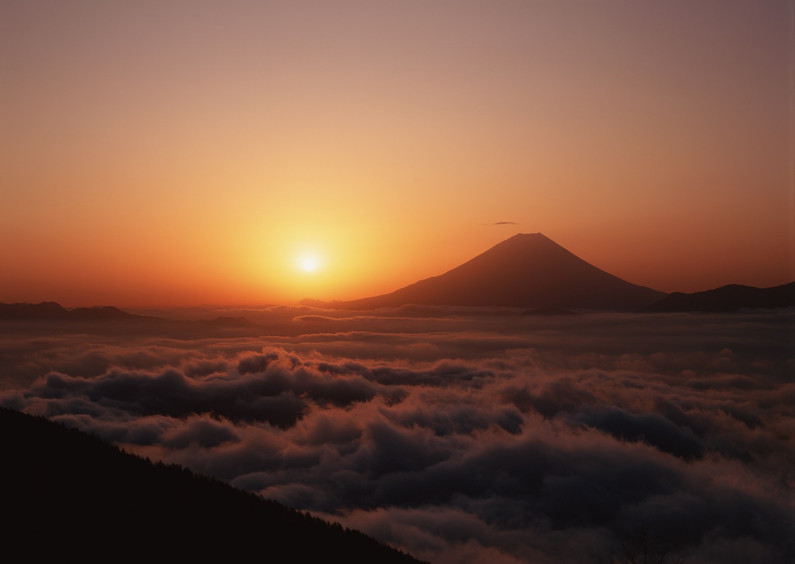 Vue isolée d'une montagne avec un coucher de soleil en arrière-plan (lever de soleil, horizon, crépuscule, coucher de soleil, matin)