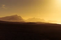 Crépuscule doré sur des chaînes de montagnes majestueuses