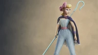 Bo Peep de Toy Story 4, de pie con confianza con su icónico bastón, vestida con su atuendo característico.