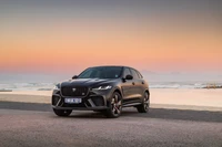 2021 Jaguar F-Pace SVR bei Sonnenuntergang am Strand