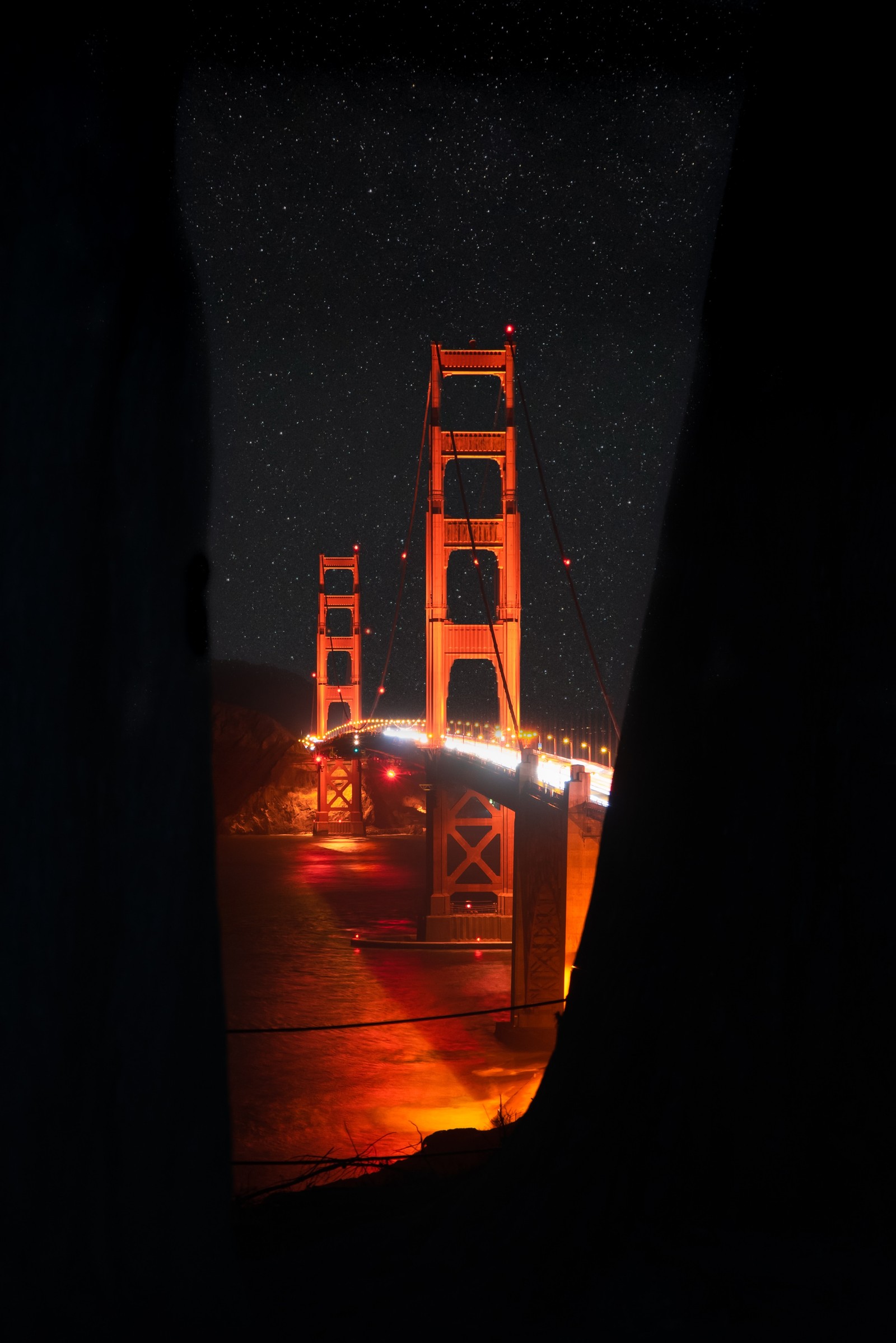 Vista aérea de uma ponte à noite com um carro passando (quarto, noite, escuridão, ponte golden gate, golden gate bridge)