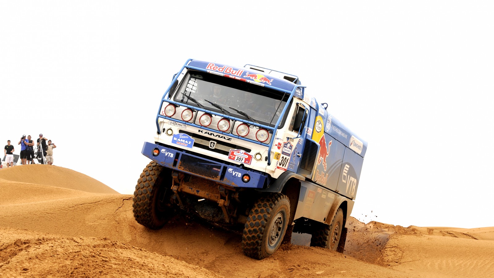 Arafed truck driving on a dirt road in the desert (kamaz, kamaz master, truck, rally raid, off roading)